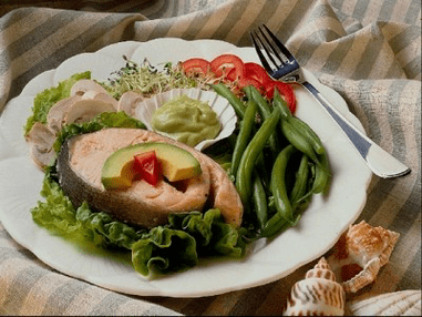 O peixe con verduras inclúese na dieta para a perda de peso
