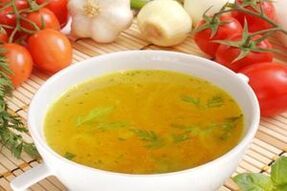 Caldo de polo sen sal na dieta de bebida