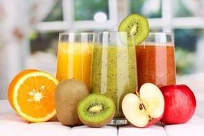 Zumes recén exprimidos de vexetais, froitas ou froitas no menú da dieta para beber