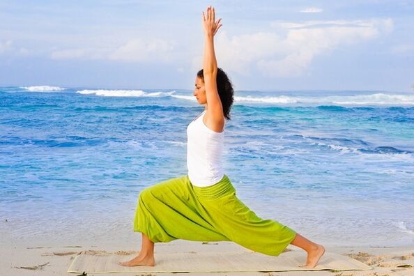 Asana guerreira no ioga para estirar eficazmente os músculos dos ombreiros e do abdome