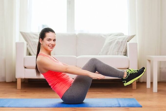 A rapaza realiza o exercicio